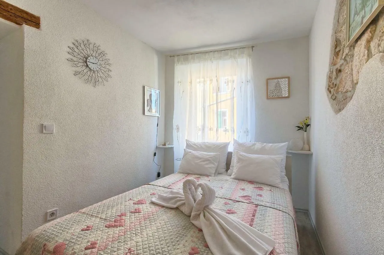 Graciela Apartment ロヴィニ