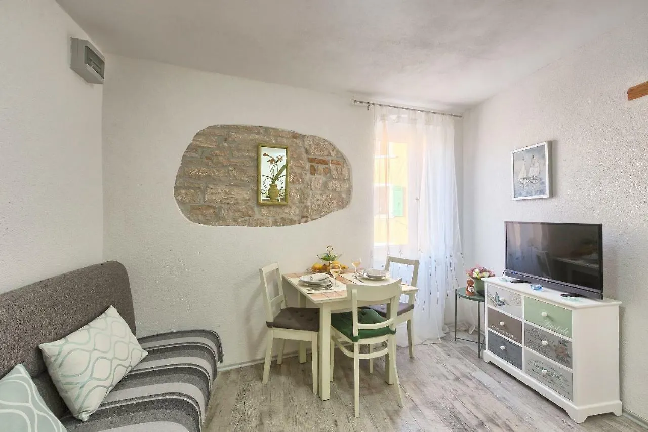 Graciela Apartment ロヴィニ