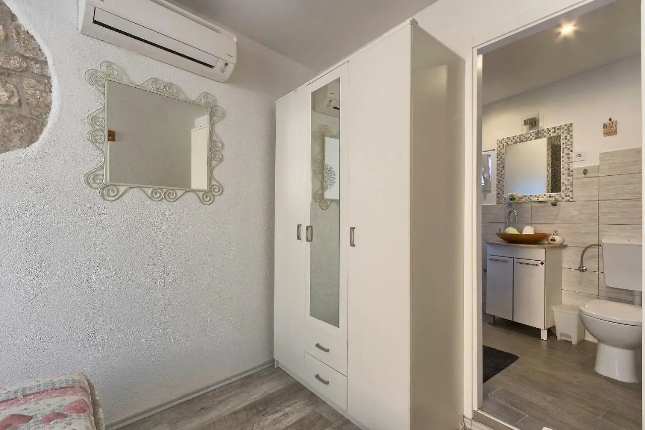Graciela Apartment ロヴィニ 0*,