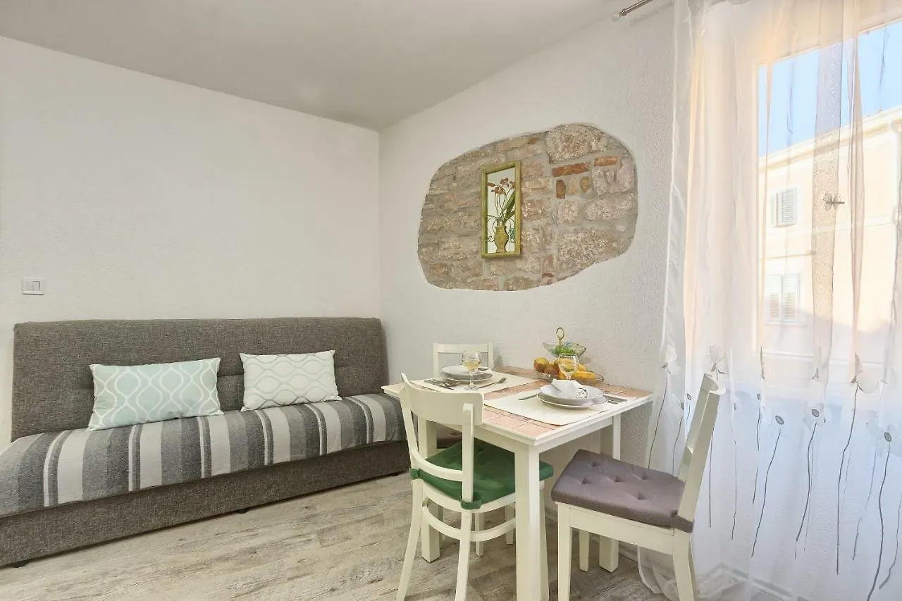 Graciela Apartment ロヴィニ クロアチア