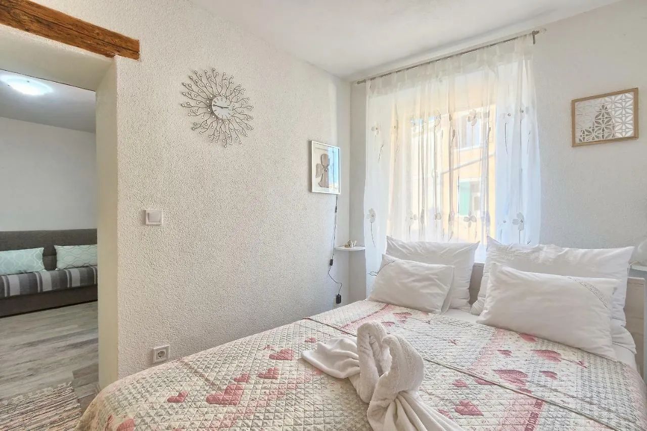 Graciela Apartment ロヴィニ