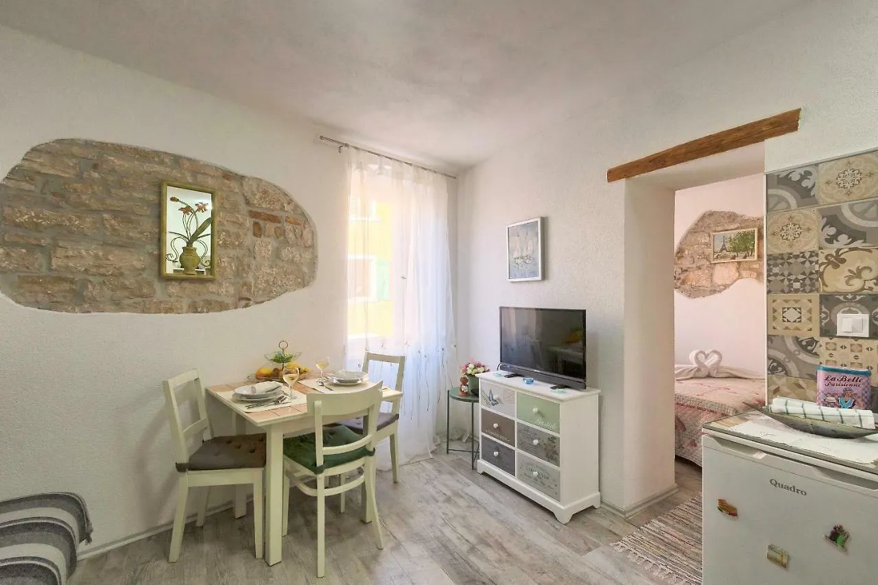 Graciela Apartment ロヴィニ