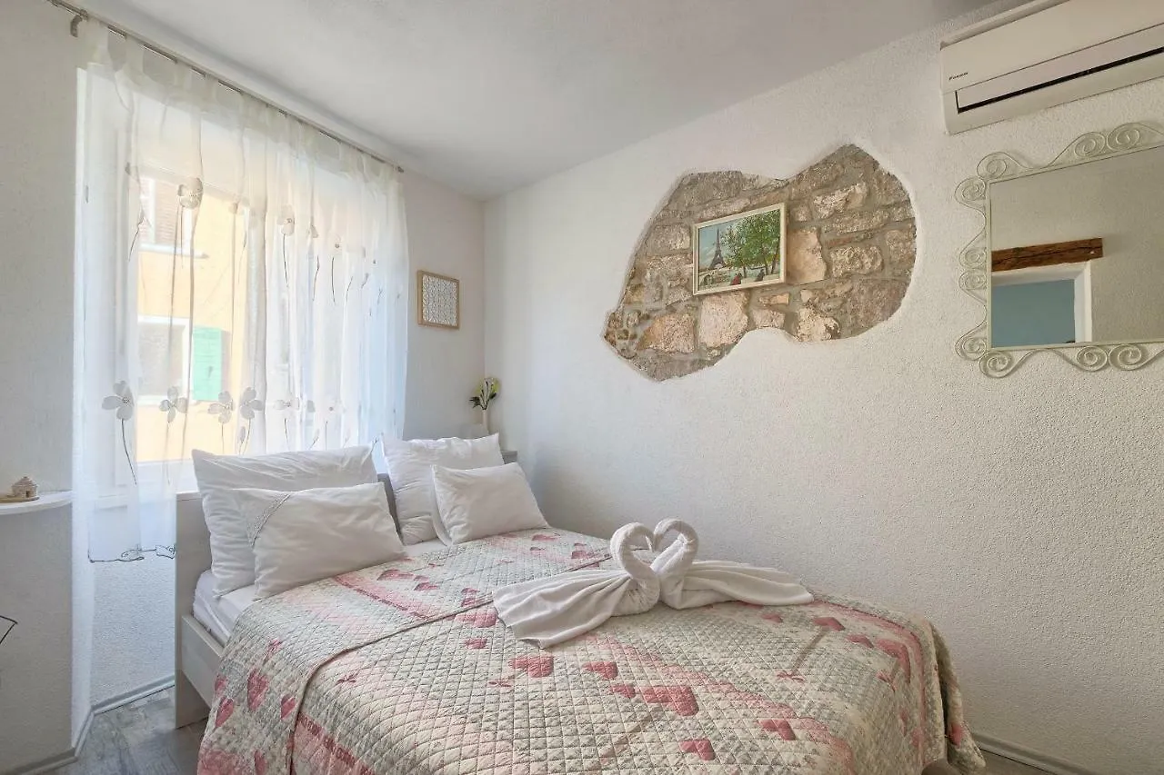Graciela Apartment ロヴィニ