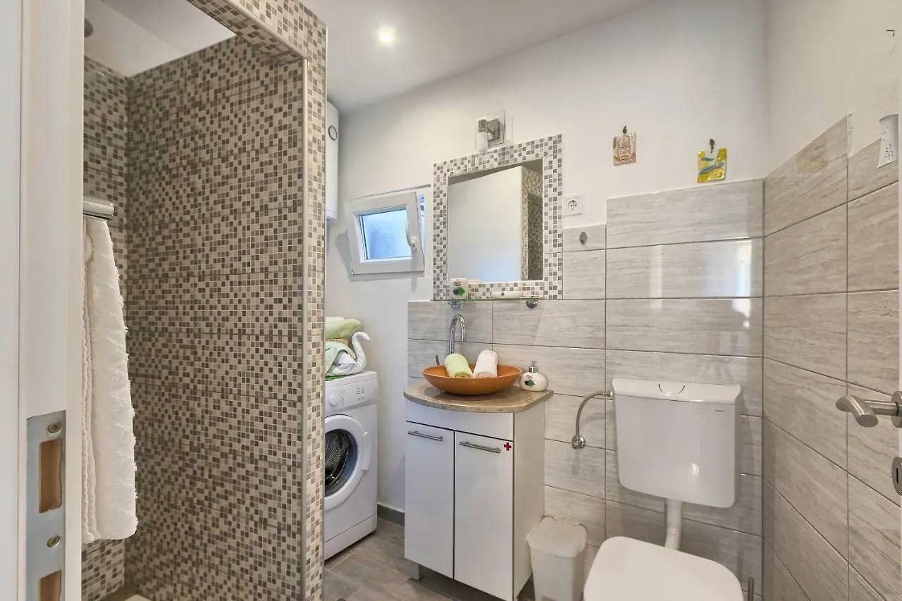 Graciela Apartment ロヴィニ